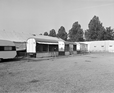 882800 Gezicht op enkele wagens met kooien voor kleinere dieren van circus Krone, op een terrein aan de Weg der ...